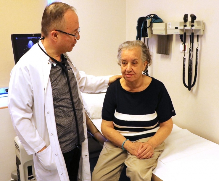 Yaşlı Kadının Kalp Kapağı Ameliyatsız Onarıldı