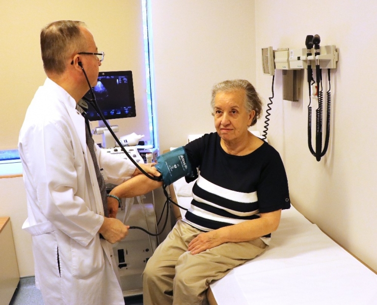 Yaşlı Kadının Kalp Kapağı Ameliyatsız Onarıldı