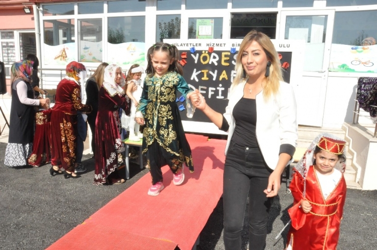 Anneleri İle Sahneye Çıkıp Yöresel Kıyafetleri Sergilediler