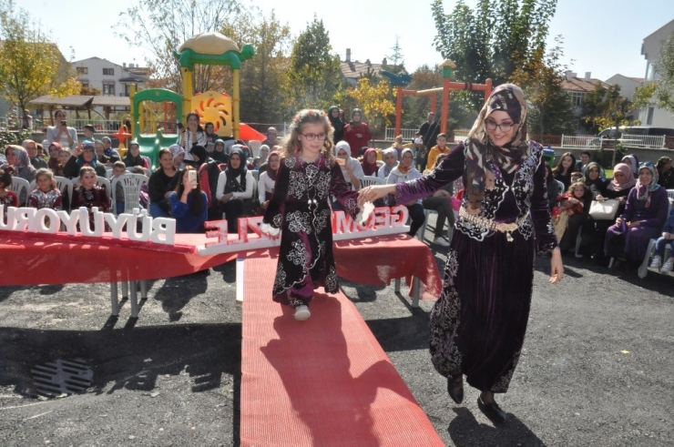 Anneleri İle Sahneye Çıkıp Yöresel Kıyafetleri Sergilediler