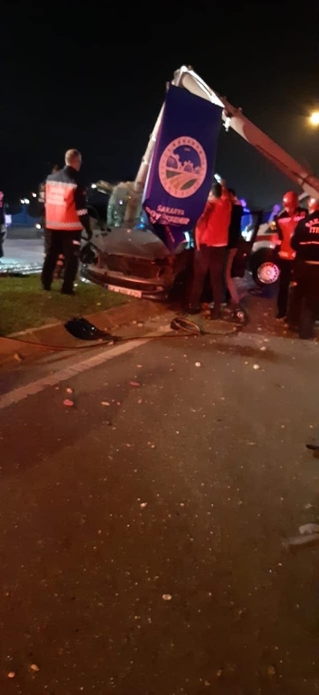 Kontrolden Çıkan Otomobil Aydınlatma Direğine Ok Gibi Saplandı: 2 Yaralı