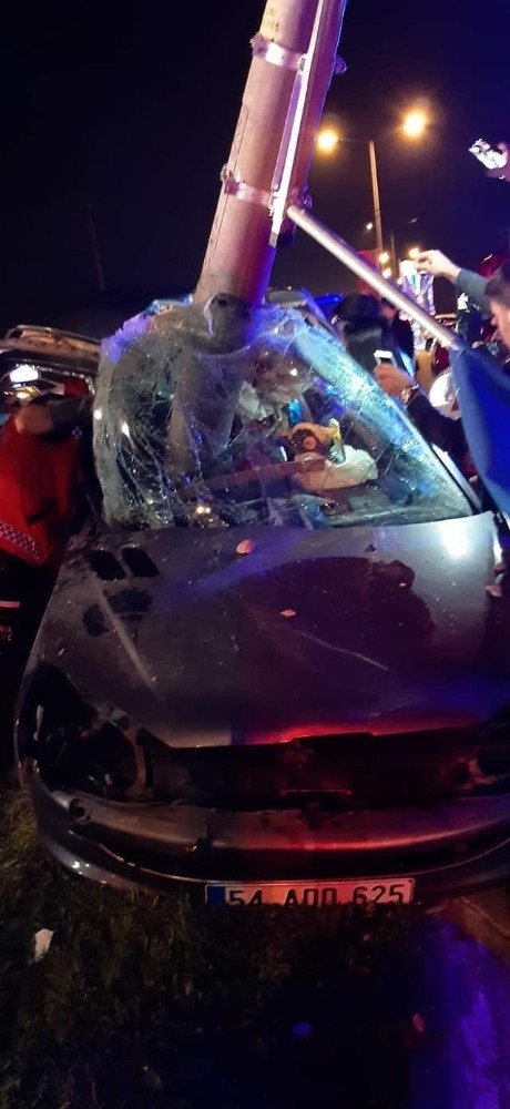 Kontrolden Çıkan Otomobil Aydınlatma Direğine Ok Gibi Saplandı: 2 Yaralı