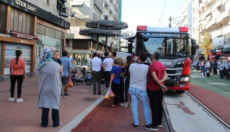 Yangını Film Gibi İzlediler