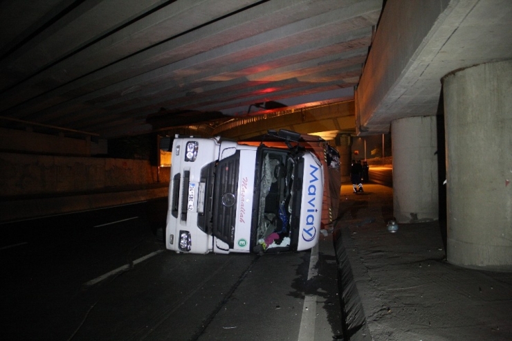 Bakırköy’de Üst Geçide Çarpan Tır Yola Devrildi