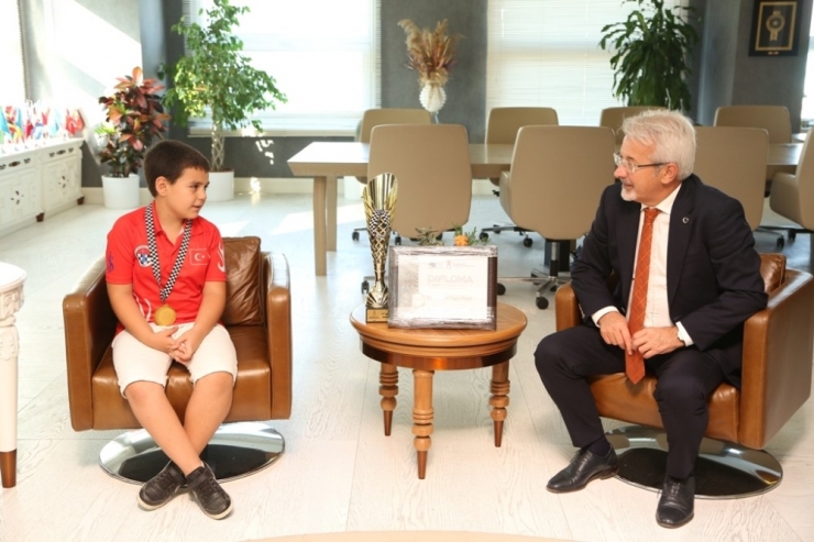 Turgay Erdem, 8 Yaşındaki Şampiyonu Ağırladı