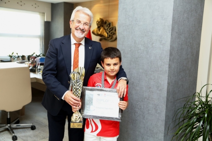Turgay Erdem, 8 Yaşındaki Şampiyonu Ağırladı