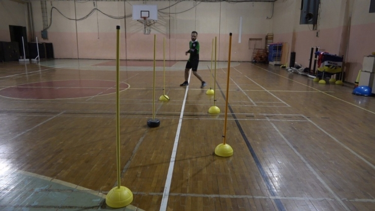 Çift Elle Atılamayan Badminton Servislerini Tek Elleri İle Atıyorlar