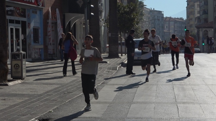 180 Sporcu ‘Cumhuriyet Koşusu’nda Ter Döktü