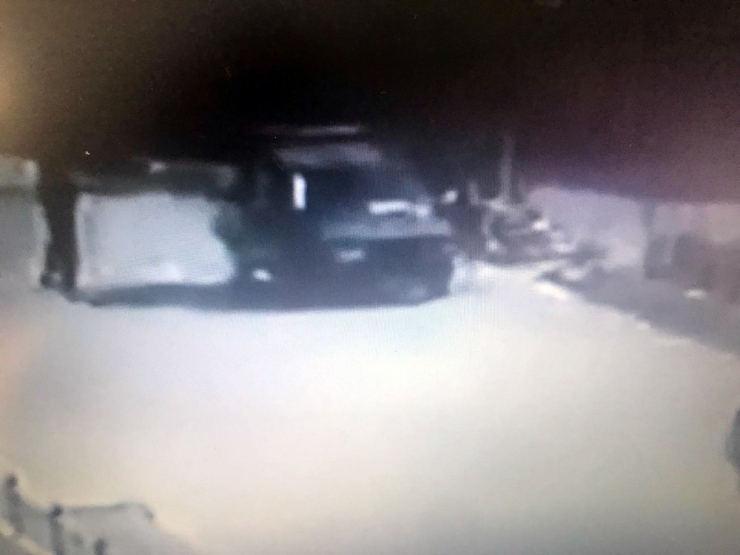 Yaya Geçidinde Birisi Durdu, Diğeri Vurdu