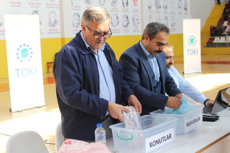 Elazığ’da 806 Aile, Kura İle Konut Sahibi Olmanın Sevincini Yaşadı