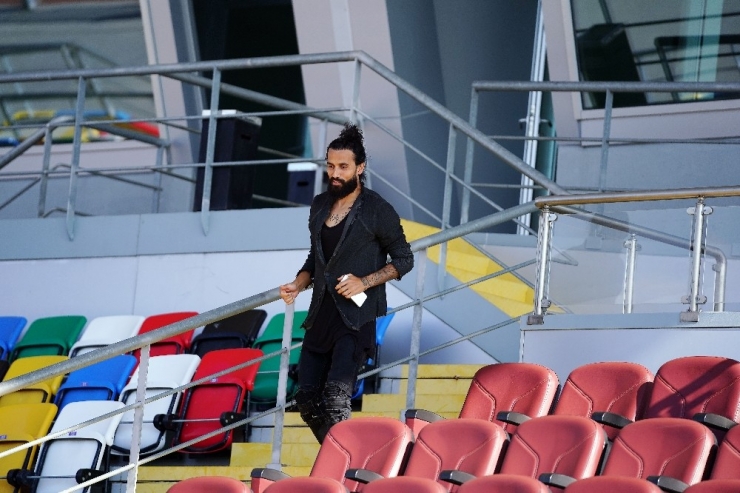 Erkan Zengin: "Ben Burada Teknik Ekibe Yardımcı Oluyorum"