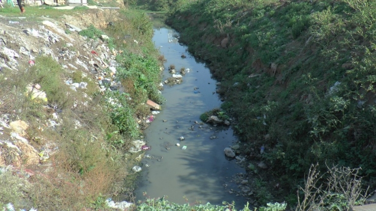 Kocaeli’de Simsiyah Su Akan Kanal Vatandaşları Korkutuyor