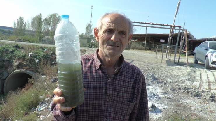 Kocaeli’de Simsiyah Su Akan Kanal Vatandaşları Korkutuyor