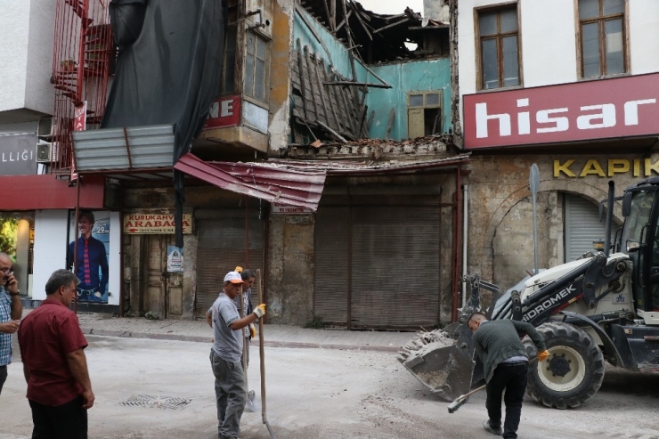 Koruma Altındaki Tarihi Bina Çöktü, Korku Dolu Anlar Yaşandı