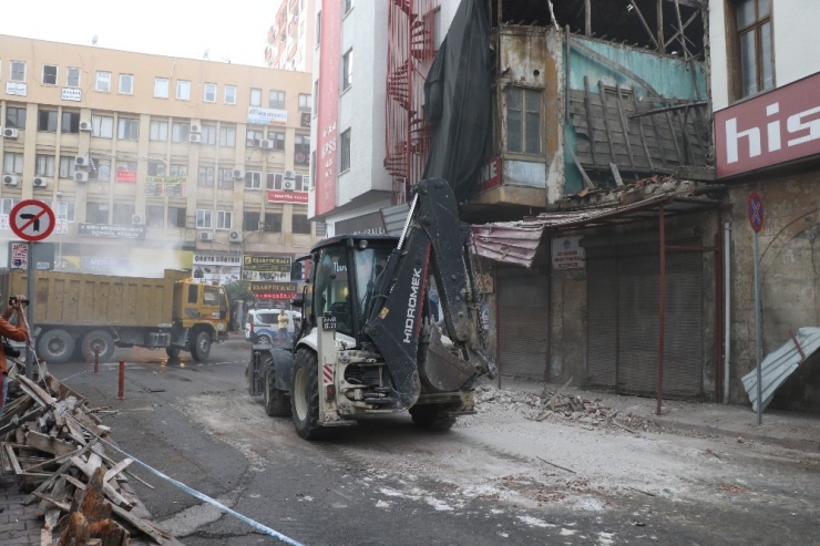 Koruma Altındaki Tarihi Bina Çöktü, Korku Dolu Anlar Yaşandı