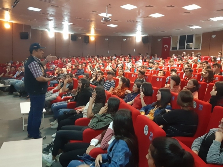Mersin’de Öğrencilere ’Güvenli İnternet Semineri’ Verildi