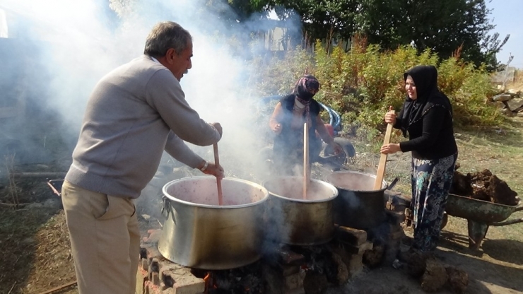 Domatesi Elinde Kalan Üretici, Çareyi Salça Yapmakta Buldu
