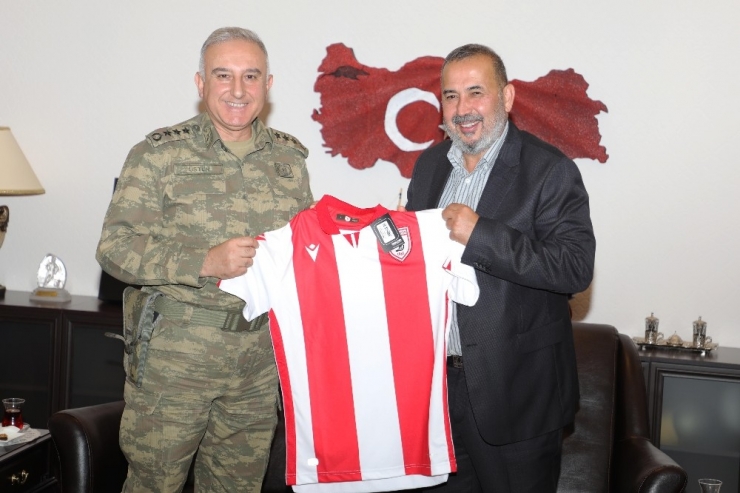 Garnizon Komutanı Ve Başsavcıya Samsunspor Forması