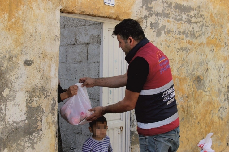 Şanlıurfa’da Dar Gelirli Ailelere Meyve İkramı