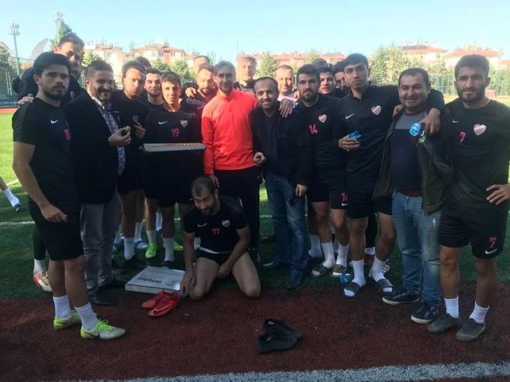 Isparta 32 Spor Yöneticilerinden Futbolculara Deplasman Öncesi Tatlı İkramı