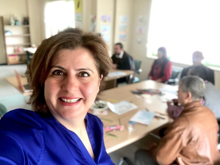 Hastalara Uyguladığı Sanat Terapisiyle, Türkiye’de Bir İlki Gerçekleştirdi