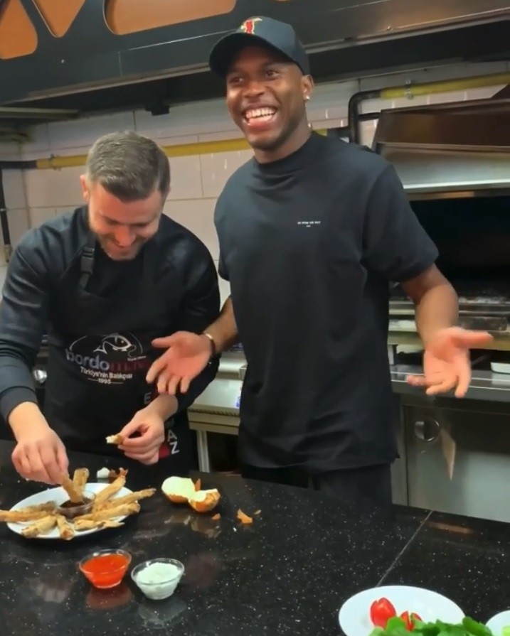 Trabzonsporlu Sturridge, Balık Pişirdi, Soğan Kırma Akımına Katıldı