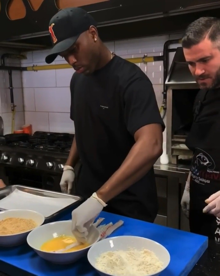 Trabzonsporlu Sturridge, Balık Pişirdi, Soğan Kırma Akımına Katıldı