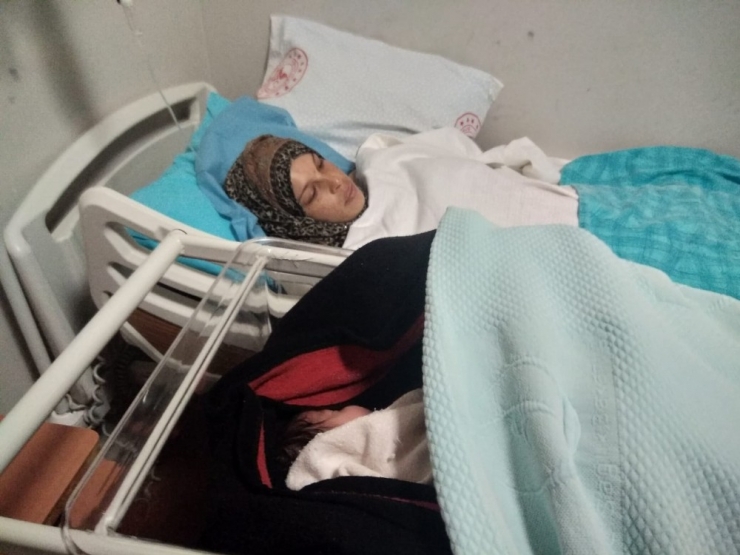 Askerin Hastaneye Yetiştirdiği Suriyeli Pınar Bebek Dünyaya Gözlerini Açtı