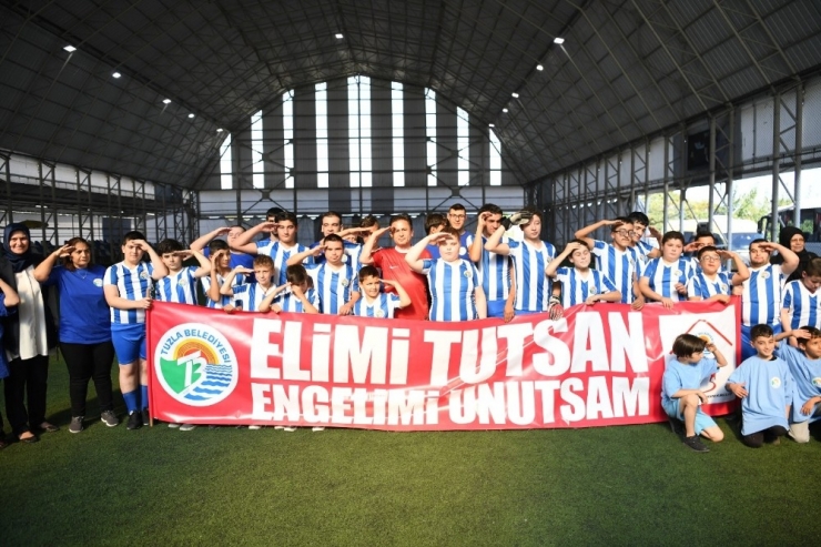 Özel Çocuklar Sahaya Çıktı , Mehmetçiğe Asker Selamıyla Destek Verdi