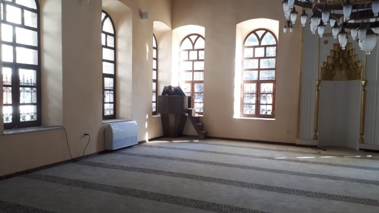 Restore Edilen Asırlık Cami Kısmen İbadete Açıldı