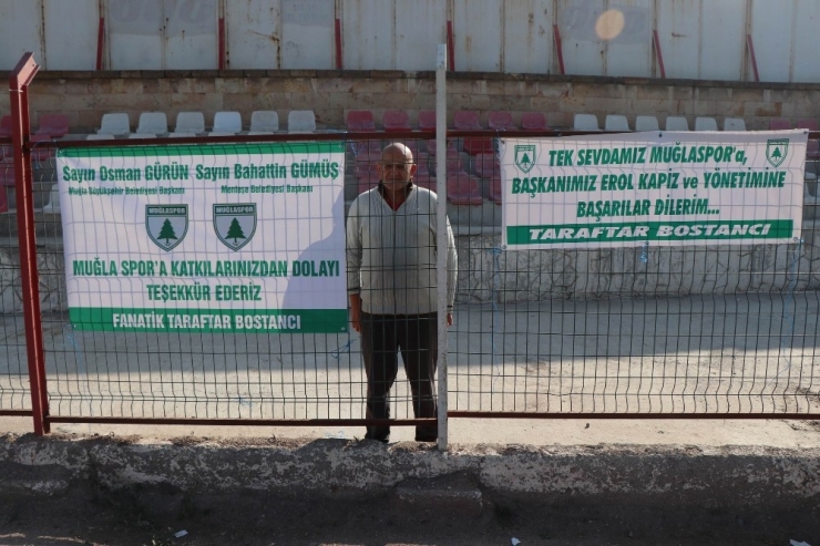 63 Yaşındaki Fanatik Taraftar Tek Başına Takımını Destekledi