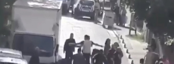 Ataşehir’de İki Aile Arasında Kemerli, Tekmeli Yumruklu Kavga