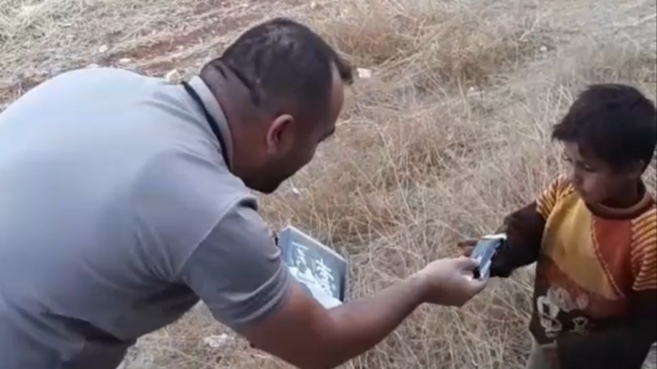 Polis, Aracı Durduran Suriyeli Çocuğa Çikolata Verdi