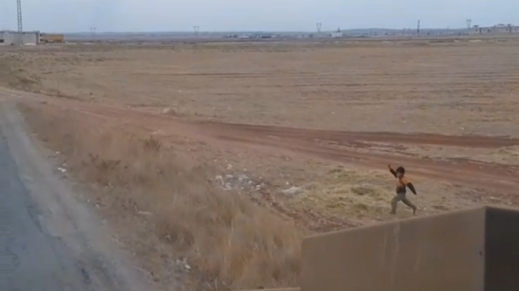 Polis, Aracı Durduran Suriyeli Çocuğa Çikolata Verdi