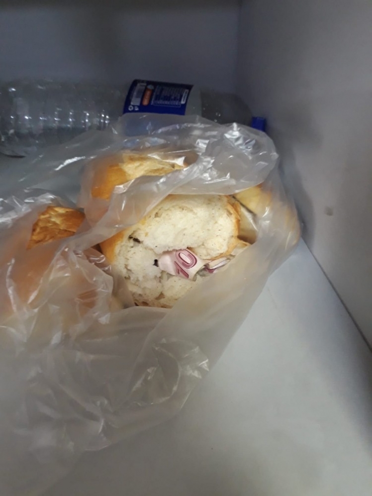 Çaldığı Paraları Ekmeğin İçinde Saklayan Şüpheli Yakalandı