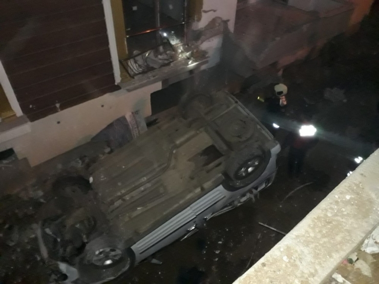 Bingöl’de Hafif Ticari Araç Apartman Boşluğuna Düştü