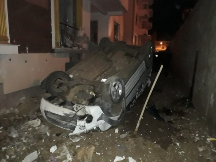 Bingöl’de Hafif Ticari Araç Apartman Boşluğuna Düştü