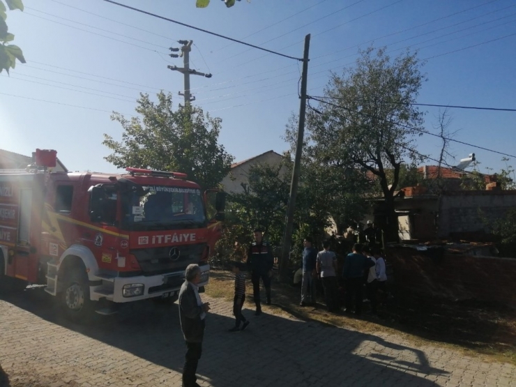 Denizli’de Yangında Dumandan Etkilenen Vatandaşı İtfaiye Ekipleri Kurtardı