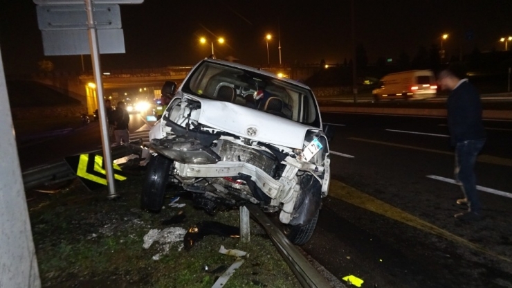 Araç Bariyerlere Çıkarak Durdu; 4 Yaralı