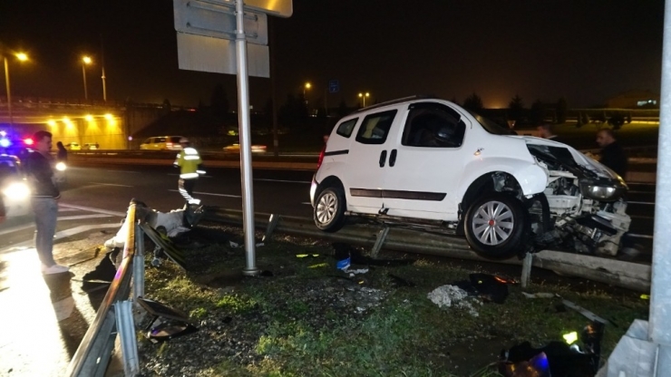 Araç Bariyerlere Çıkarak Durdu; 4 Yaralı