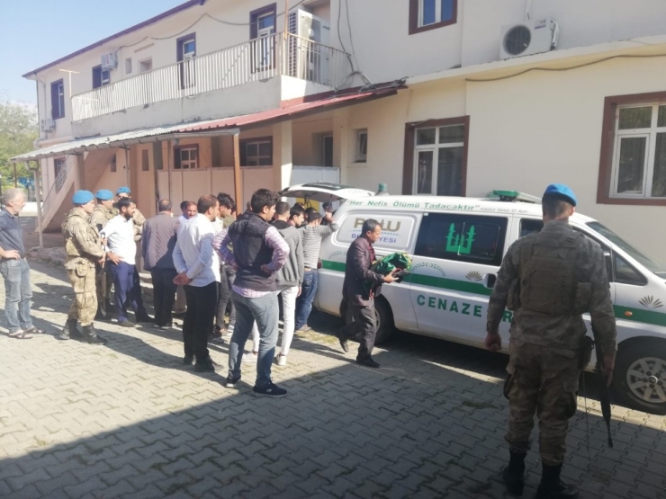 Yeğenini Kürekle Öldürdü