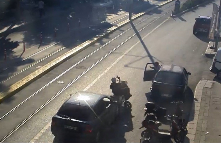 Motosiklet Sürücüsü İki Aracın Arasında Kaldı