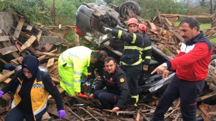 Otomobil Kulübeye Çarptı: 1 Ölü, 1 Yaralı