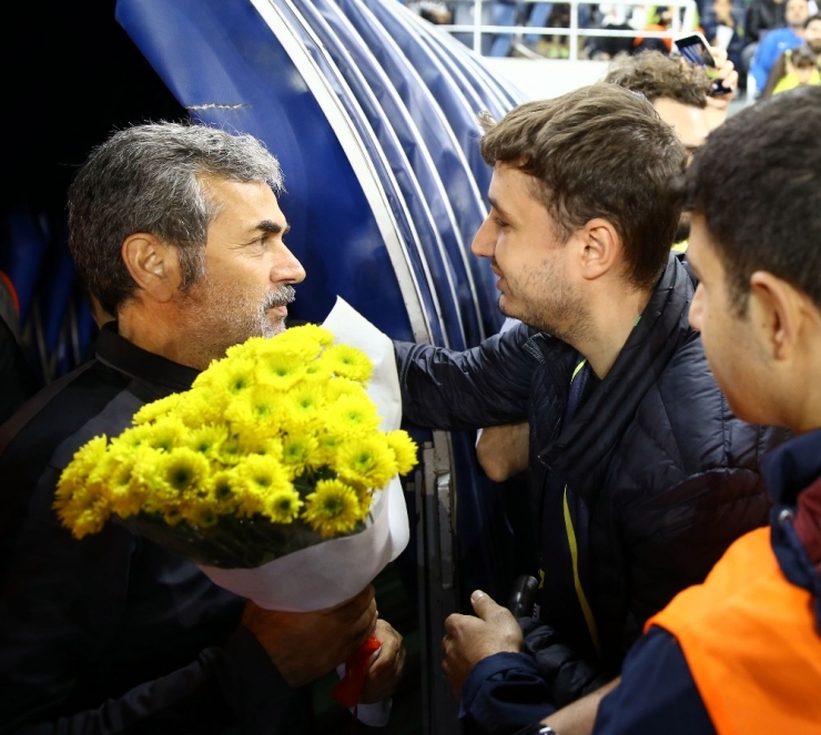 Fenerbahçe Taraftarından Aykut Kocaman’a Çiçek