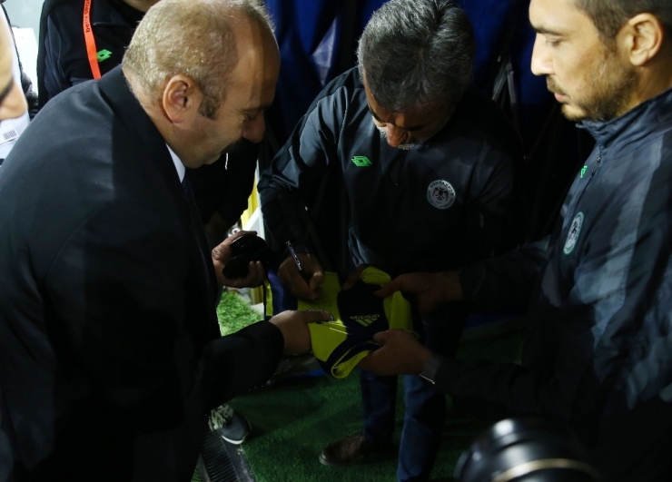 Fenerbahçe Taraftarından Aykut Kocaman’a Çiçek