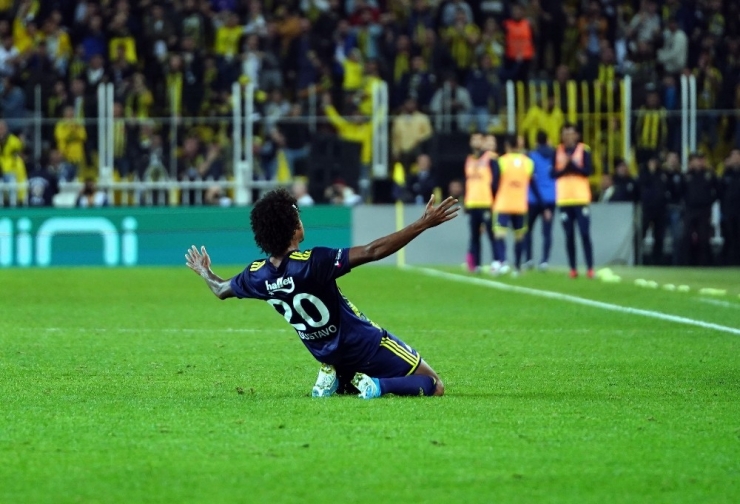 Luiz Gustavo İlk Golünü Attı