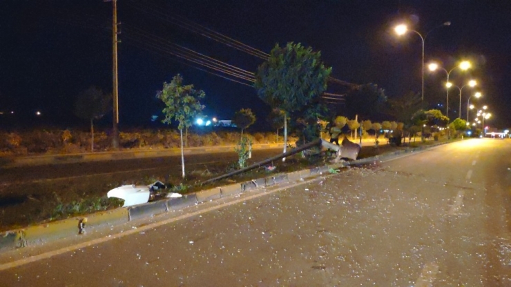 Alkollü Sürücü Önce Elektrik Direğini Devirdi Sonra Karşı Yola Geçti