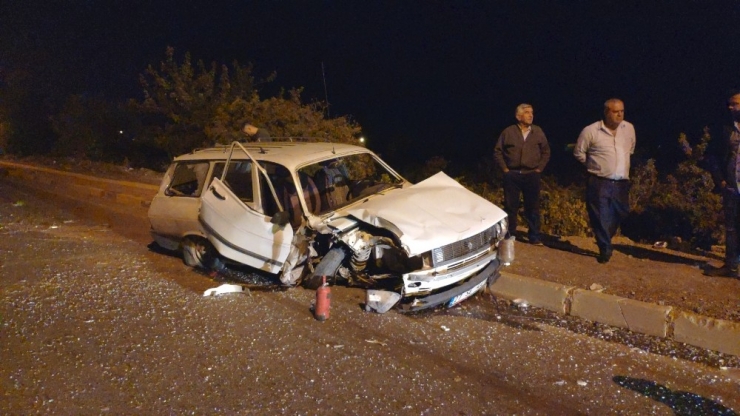 Alkollü Sürücü Önce Elektrik Direğini Devirdi Sonra Karşı Yola Geçti