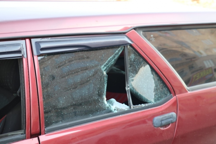 Otomobilinin Önünü Kesip, Taşladılar