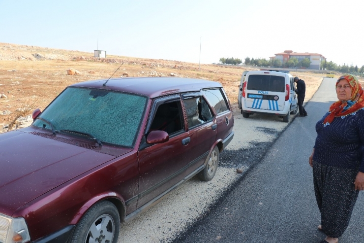 Otomobilinin Önünü Kesip, Taşladılar
